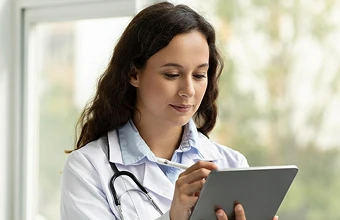 Médica prescrevendo tratamento